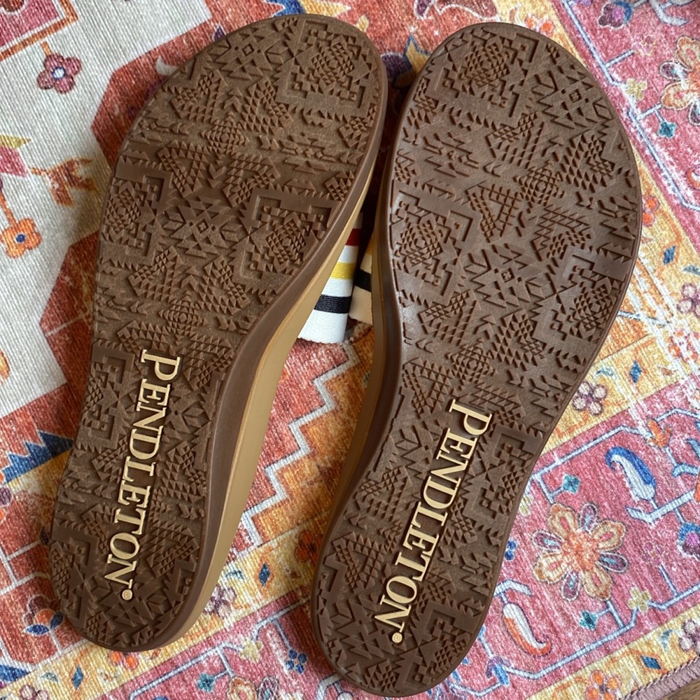 WOMEN'S NATIONAL PARK SLIDES SIZE 7 - Picture 3 of 3